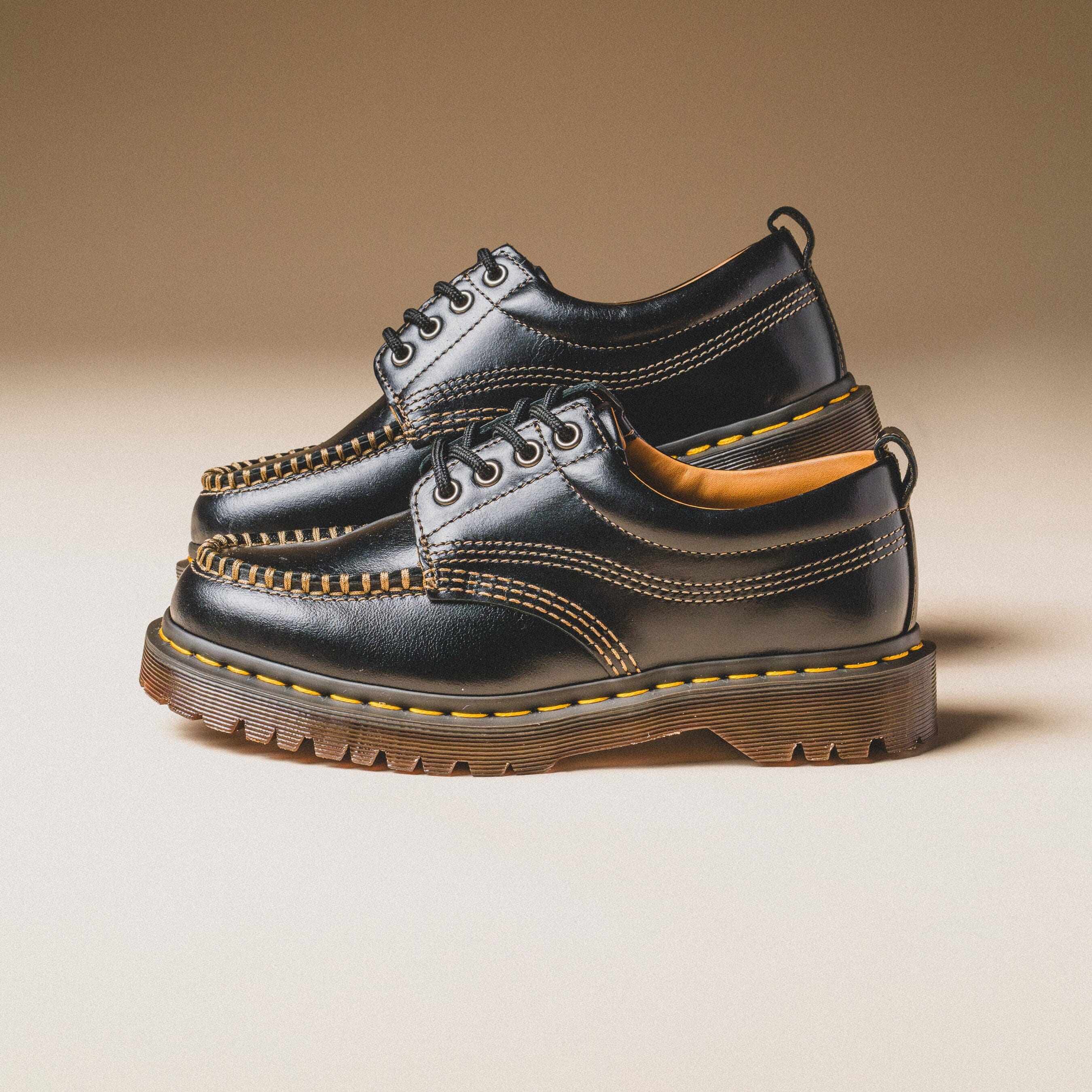 Dr. Martens | Lowell "Black Analine"