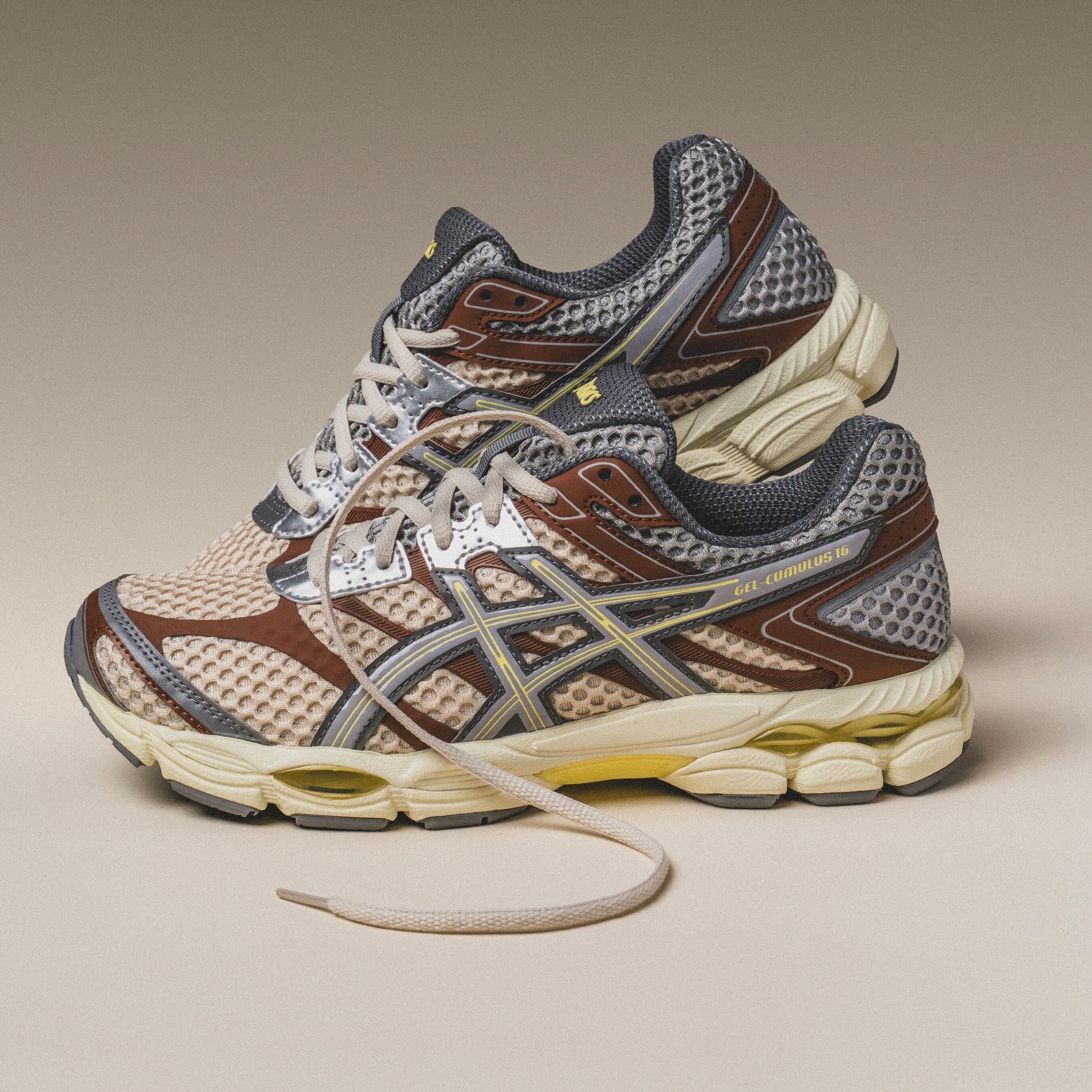 MENS ASICS | emmi x GEL-CUMULUS 16 (Beige/Grey)