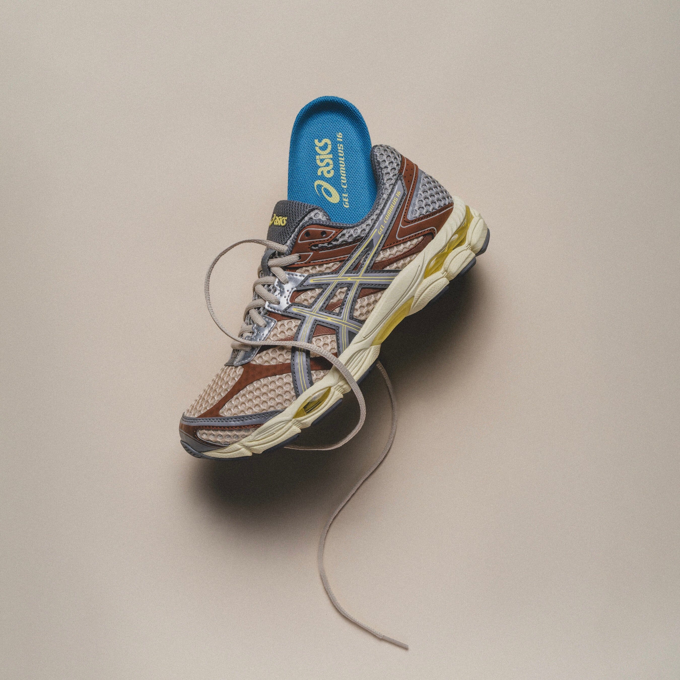 MENS ASICS | emmi x GEL-CUMULUS 16 (Beige/Grey) - Image 2