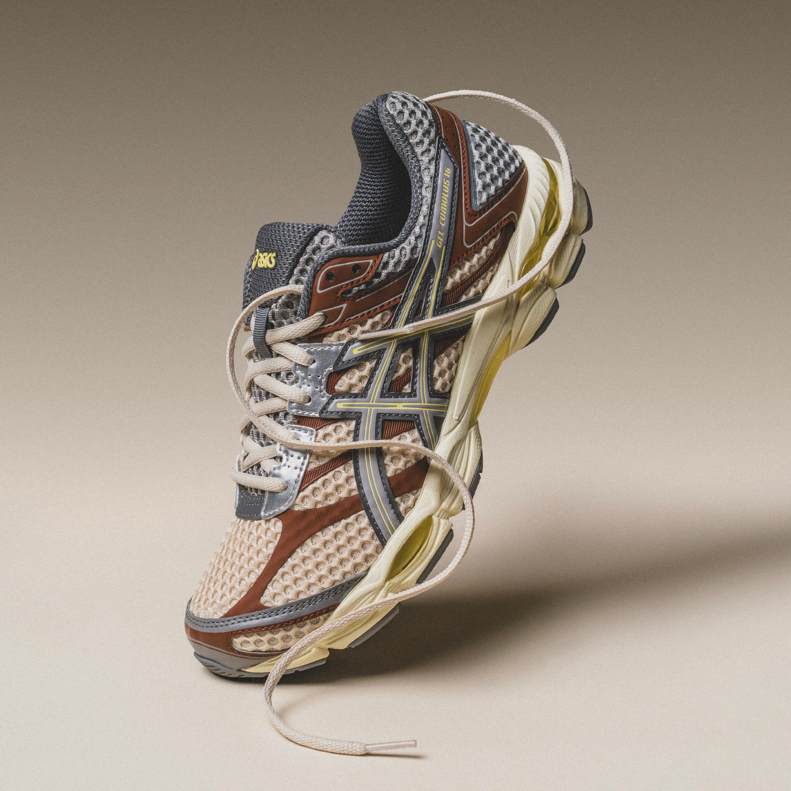 MENS ASICS | emmi x GEL-CUMULUS 16 (Beige/Grey) - Image 3